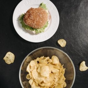 malbouffe, chips, burger mauvais pour l'acné